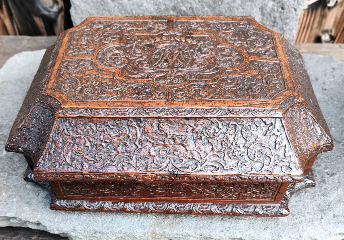 COFFRET EN BOIS DE BAGARD DIT DE SAINTE-LUCIE FINEMENT SCULPTÉ HAUTE EPOQUE-photo-4