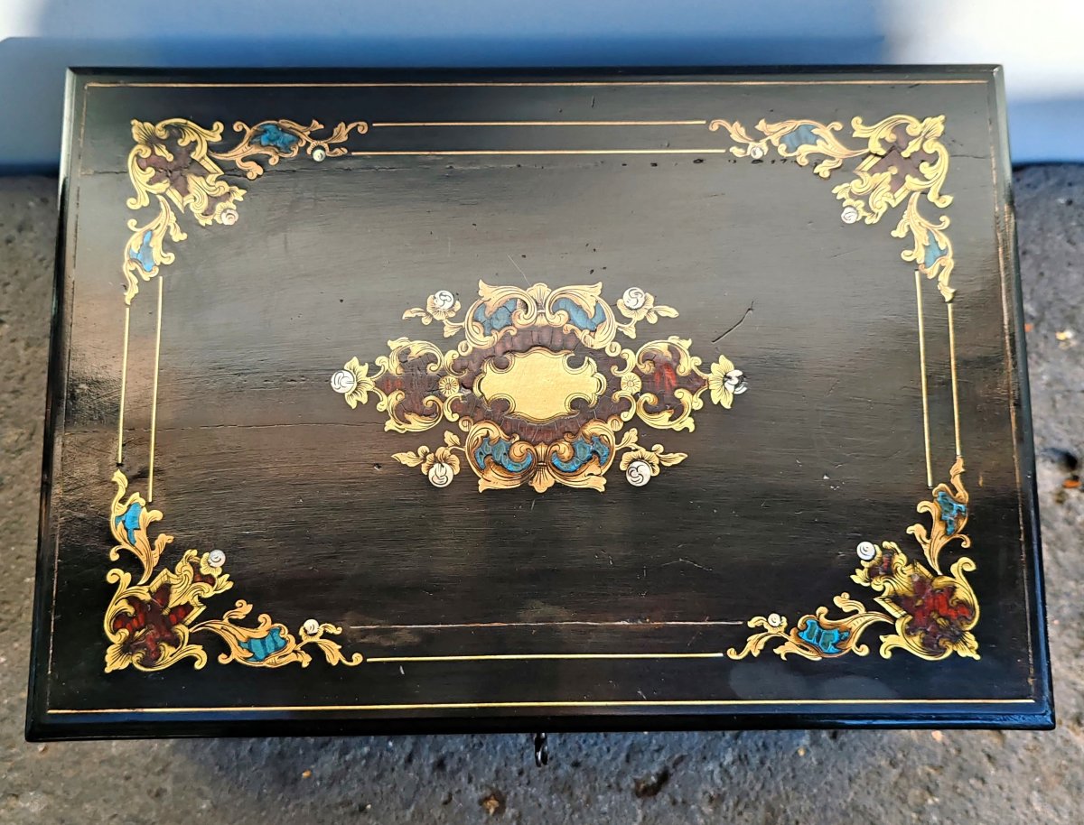 Coffret SUSSE Fréres en bois noirci marqueterie de laiton nacre d’écaille teintée bleu et rouge-photo-2