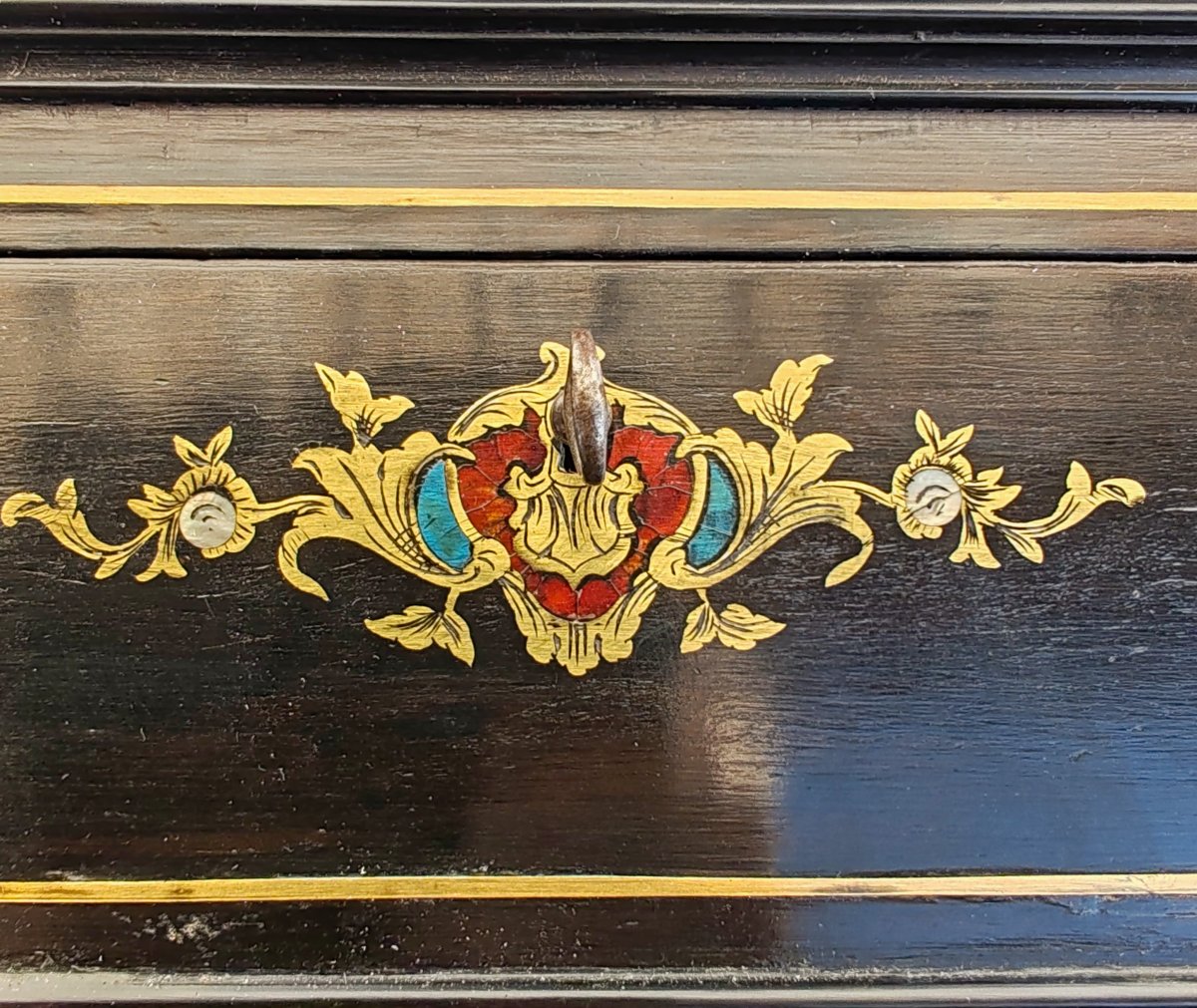Coffret SUSSE Fréres en bois noirci marqueterie de laiton nacre d’écaille teintée bleu et rouge-photo-3