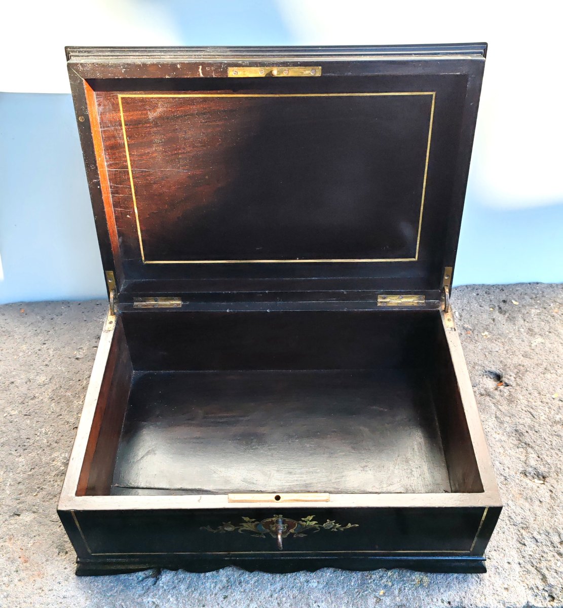 Coffret SUSSE Fréres en bois noirci marqueterie de laiton nacre d’écaille teintée bleu et rouge-photo-5