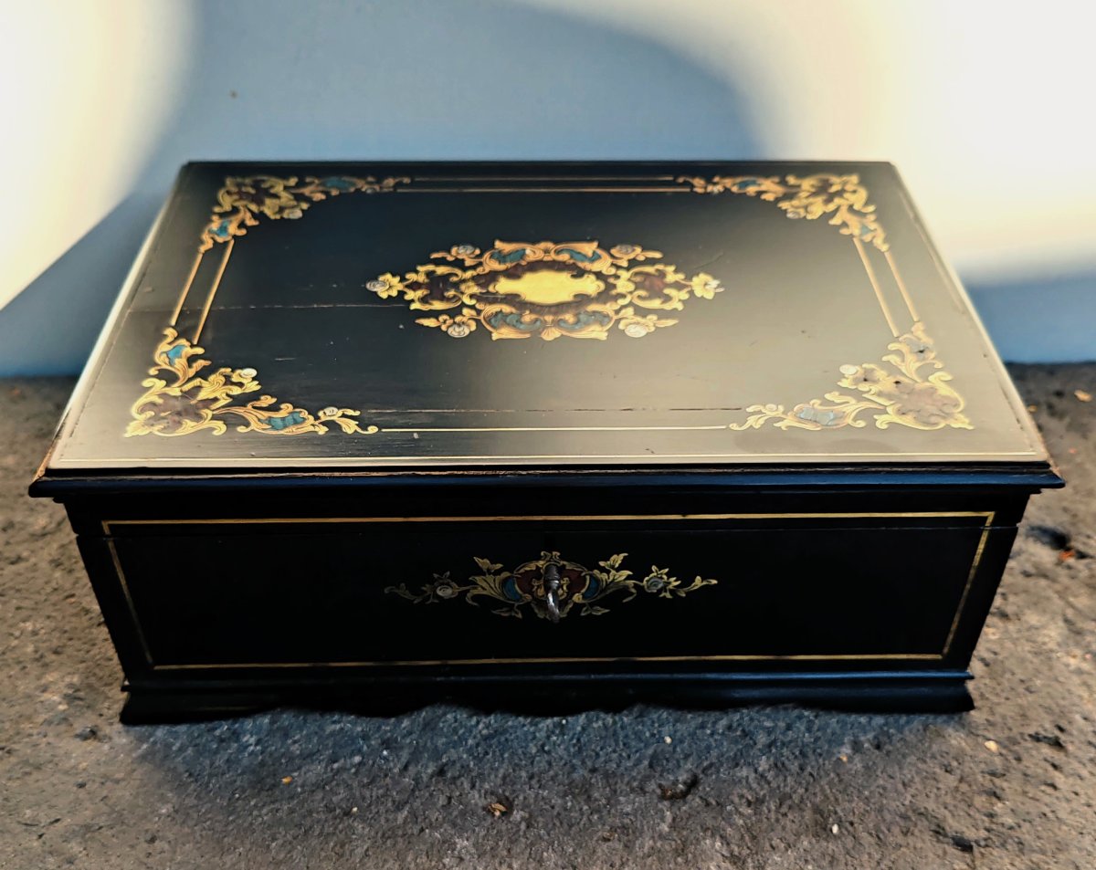 Coffret SUSSE Fréres en bois noirci marqueterie de laiton nacre d’écaille teintée bleu et rouge