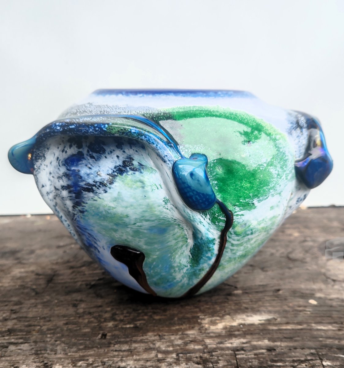 Alda Loumani Grand vase en verre soufflé multicouche à coulures vertes bleues et blanches 1988