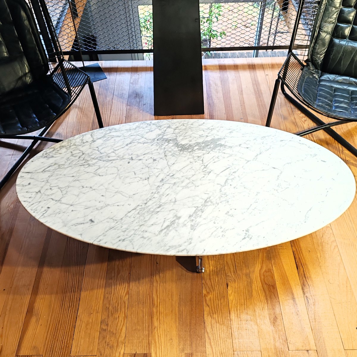 Oval Coffee Table With Chrome-plated Metal Legs And A White Marble Top, Attributed To Florence Knoll-photo-3