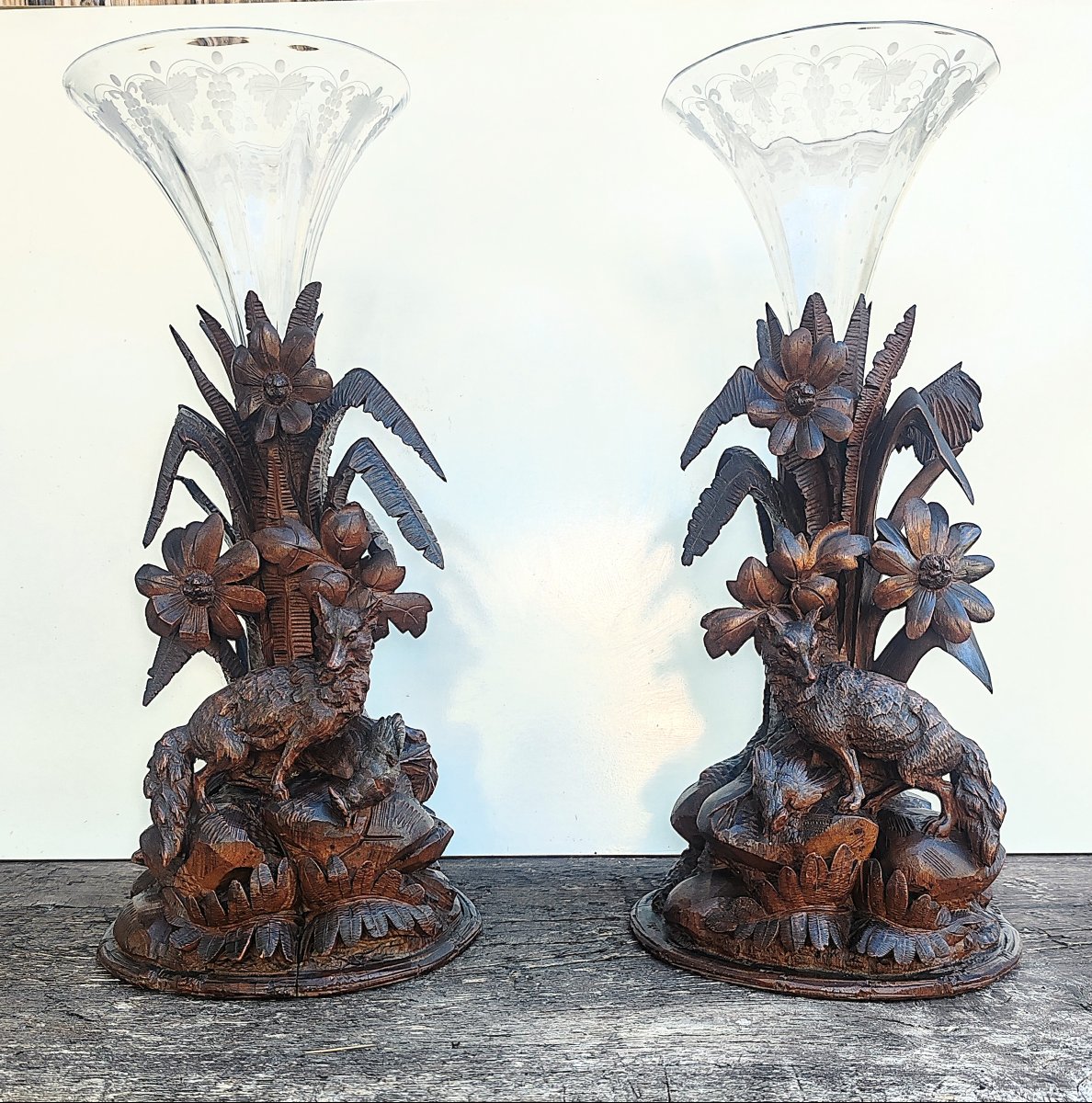 Paire de grands supports sculptés à la main (style Forêt-Noire suisse) Fin XIX Début XX ème
