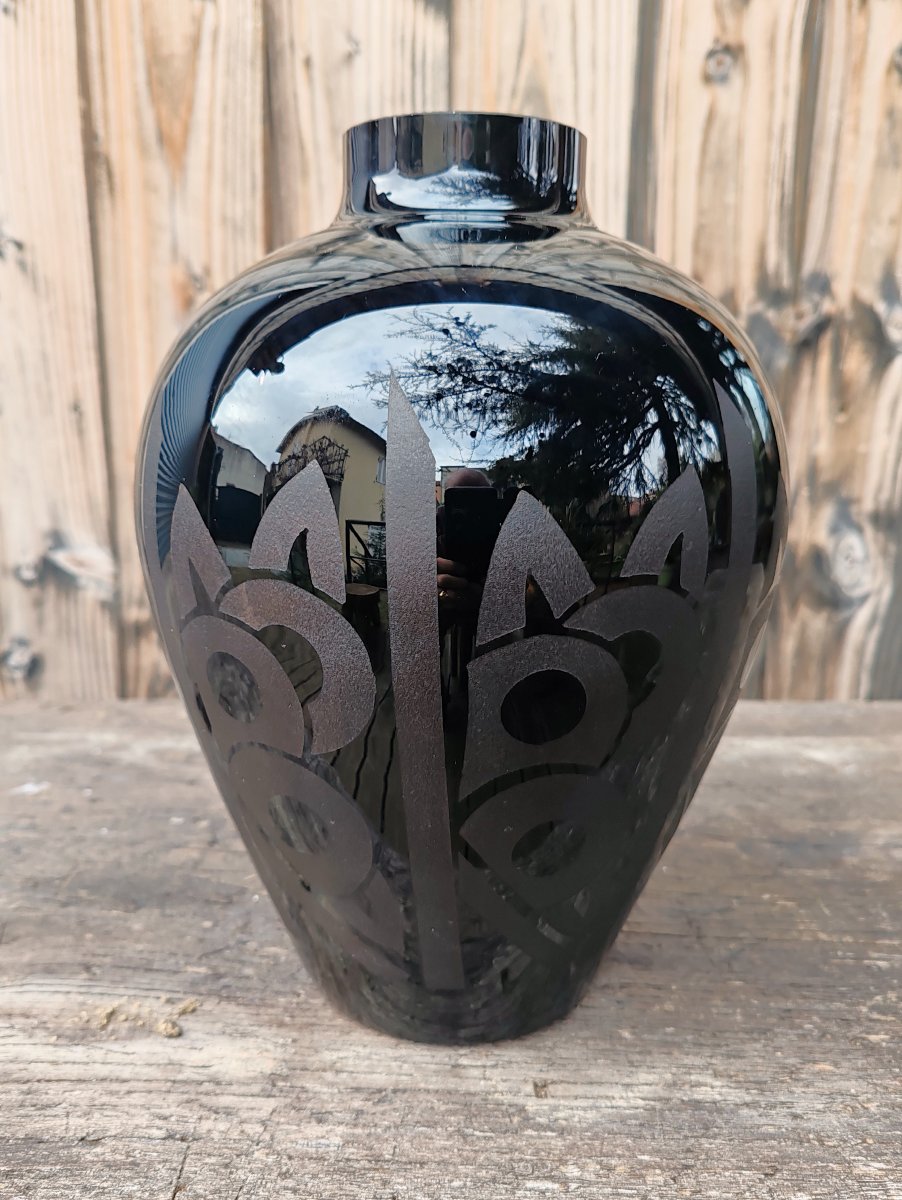 Large Art Deco-style Engraved Black Glass Vase (circa 1930–1950)-photo-2