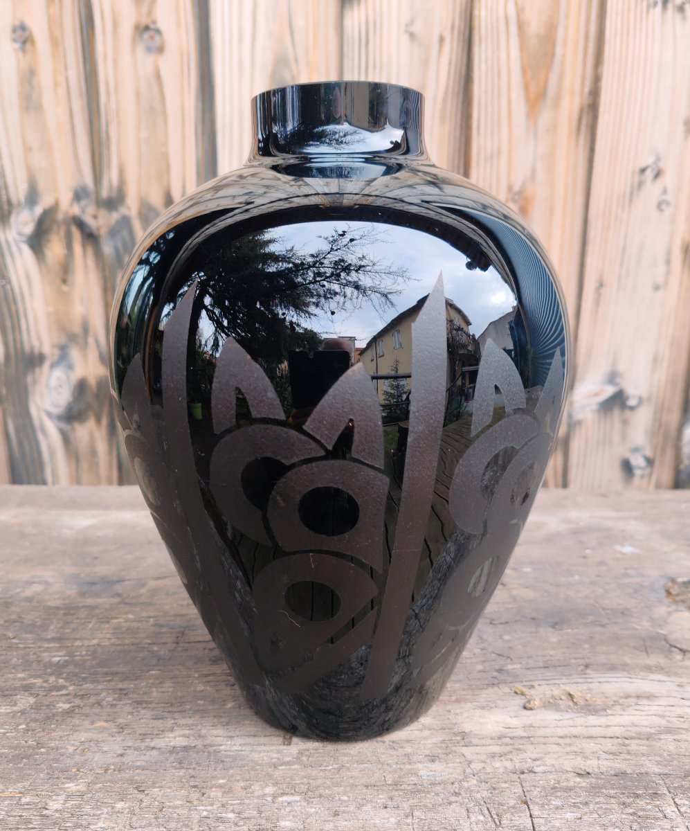 Large Art Deco-style Engraved Black Glass Vase (circa 1930–1950)