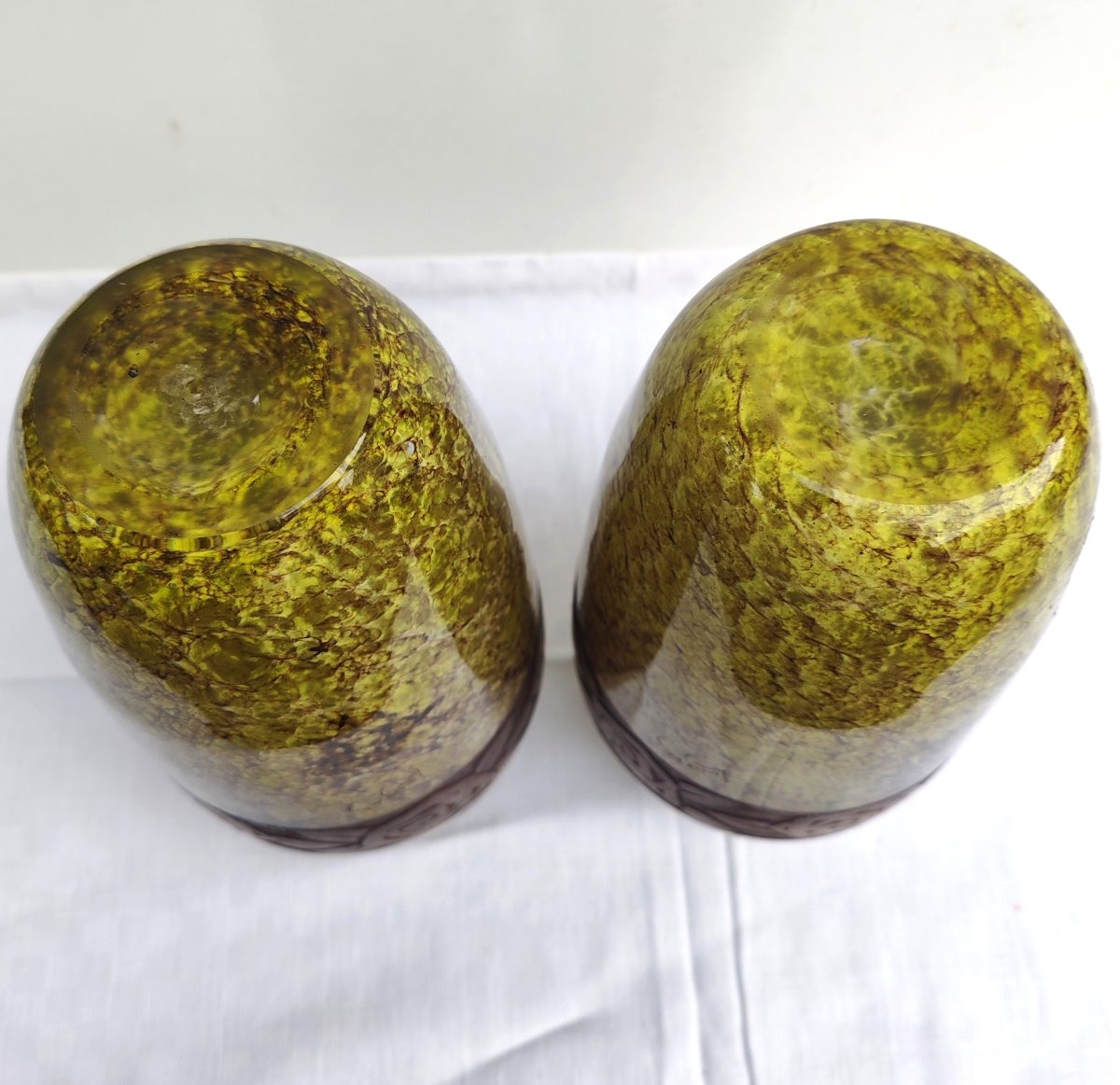 LEGRAS Paire de vases ovoides en verre marmoréen panse ceinte d’une frise dépolie -photo-1