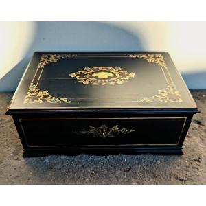 Coffret SUSSE Fréres en bois noirci marqueterie de laiton nacre d’écaille teintée bleu et rouge