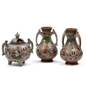 Vases en émaux cloisonnés et un brûle-encens JAPON XIXe siècle