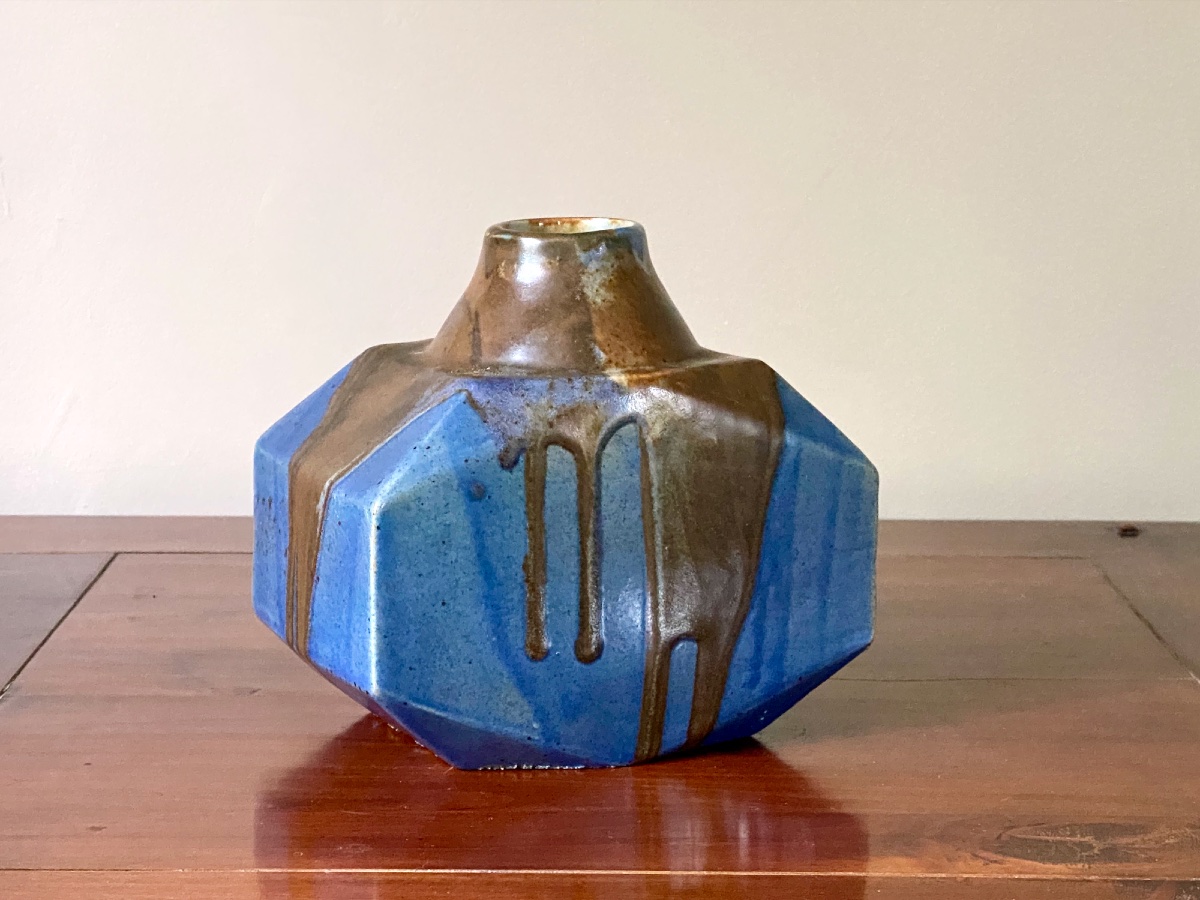 Léon Pointu  Vase Art Déco géométrique en grès émaillé bleu à coulures brunes, vers 1925-photo-2