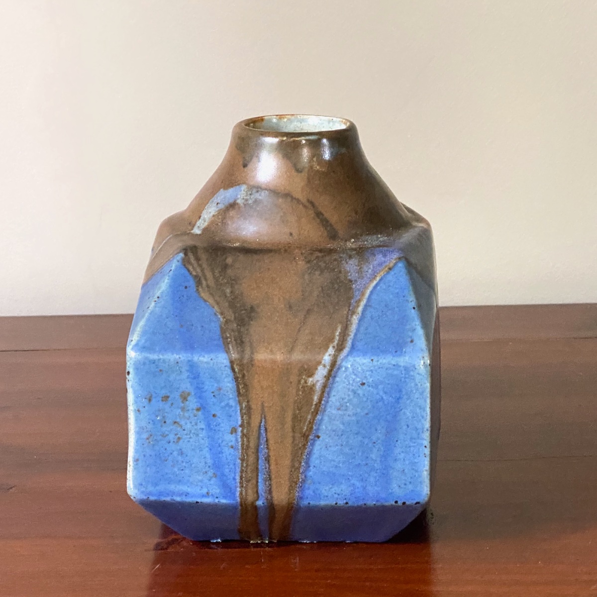 Léon Pointu  Vase Art Déco géométrique en grès émaillé bleu à coulures brunes, vers 1925-photo-2