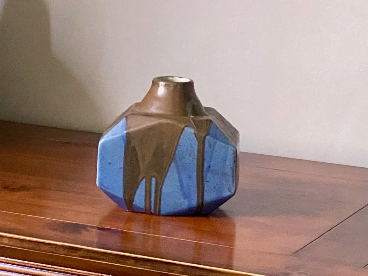 Léon Pointu  Vase Art Déco géométrique en grès émaillé bleu à coulures brunes, vers 1925-photo-4