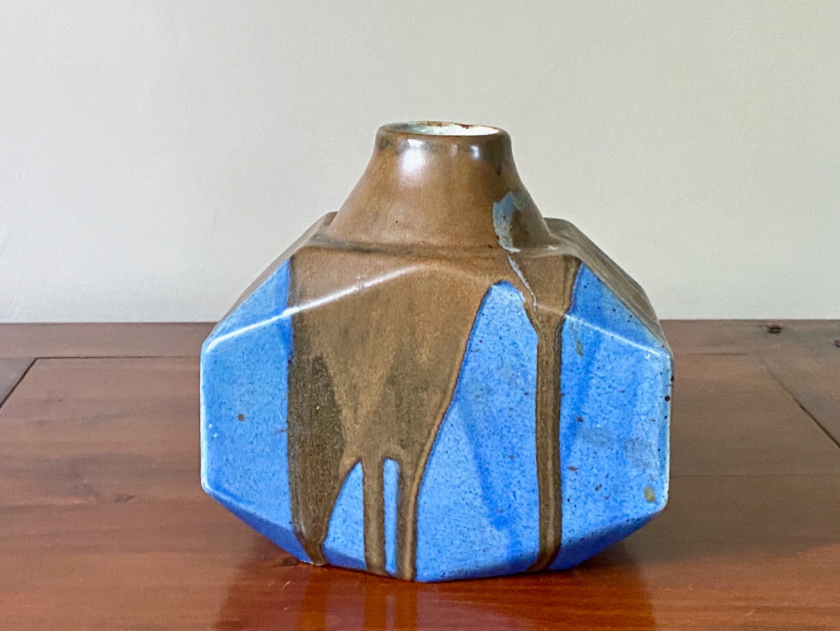 Léon Pointu  Vase Art Déco géométrique en grès émaillé bleu à coulures brunes, vers 1925