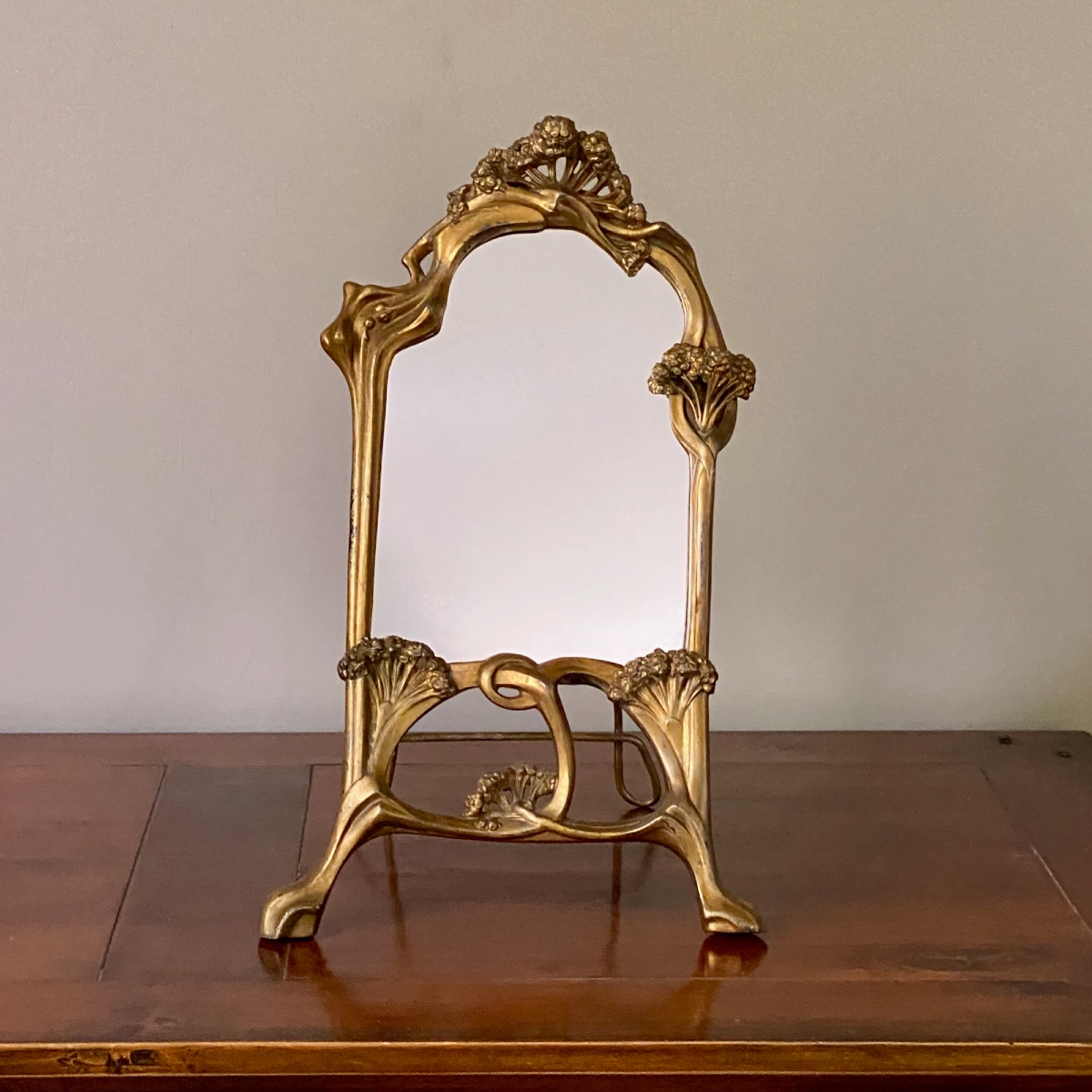 Auguste Moreau (1834–1917)  « Ombelles » Miroir de table en étain doré, Art Nouveau, vers 1900