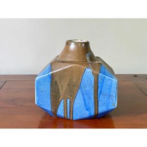 Léon Pointu  Vase Art Déco géométrique en grès émaillé bleu à coulures brunes, vers 1925