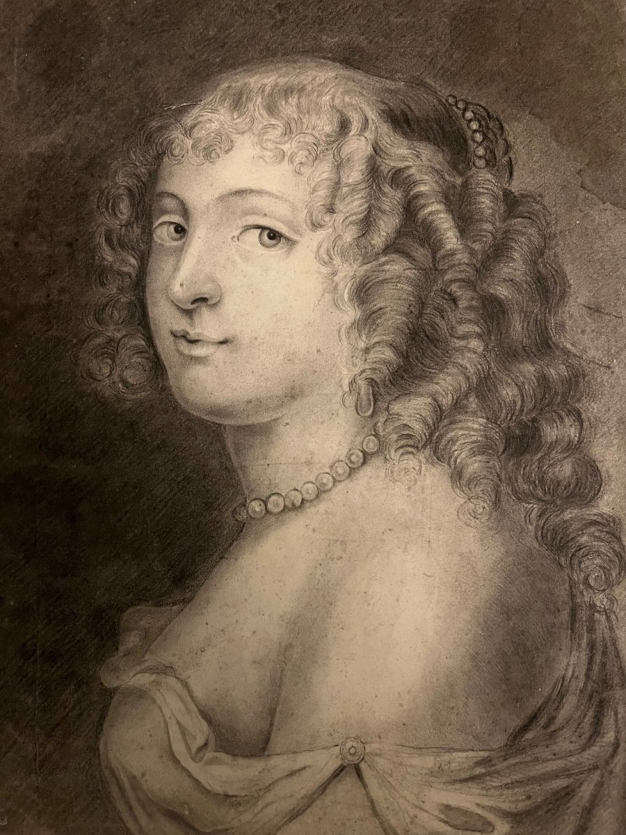 Beau Portrait En Buste D’une Jeune Femme De Qualité à La Pierre Noire Et Estompe.