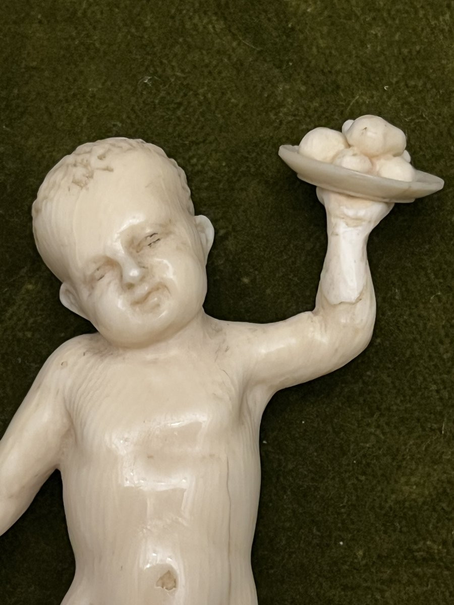 Ravissante Statuette En Ivoire, Jeune Garçon Portant Une assiette De Fruits. XVII éme Siècle.-photo-2