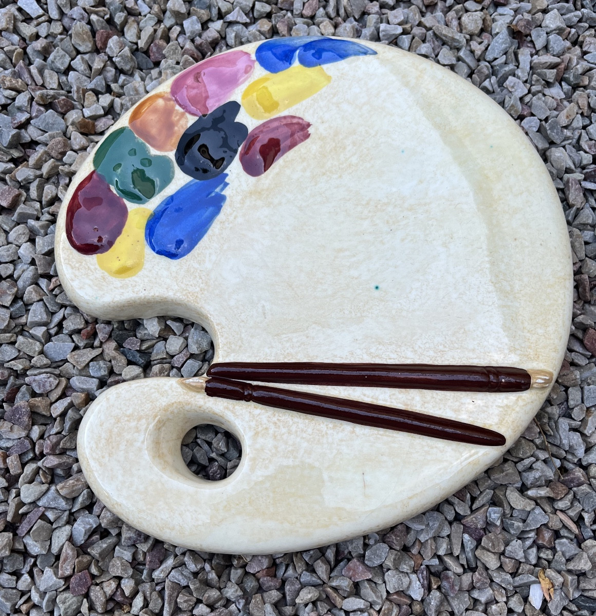 Amusant plateau ( à fromages ?), en faïence de Vallauris, simulant une palette de peintre.