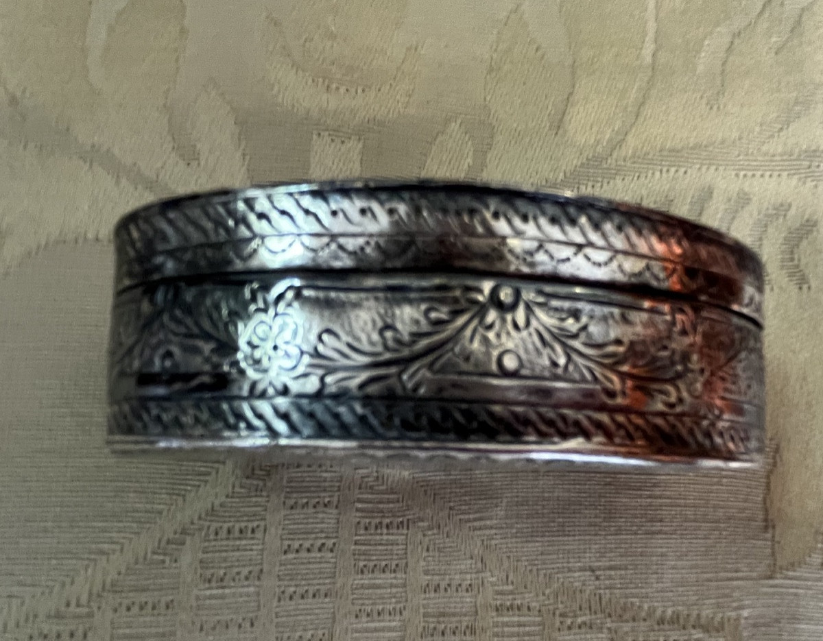 Jolie boîte en argent massif, gravée, dans le goût du XVIII éme siècle.-photo-2