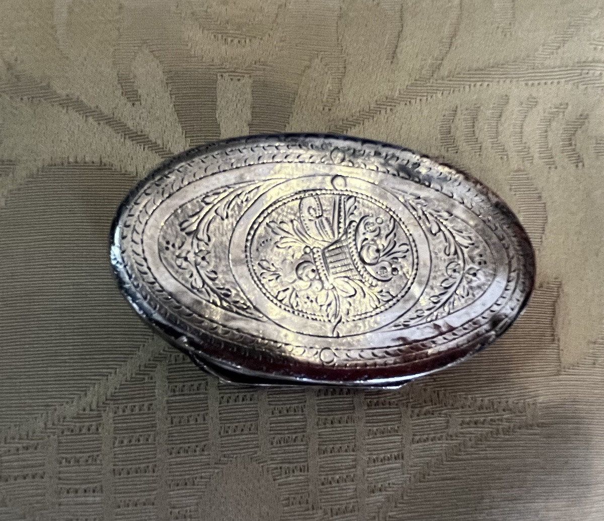 Jolie boîte en argent massif, gravée, dans le goût du XVIII éme siècle.-photo-3
