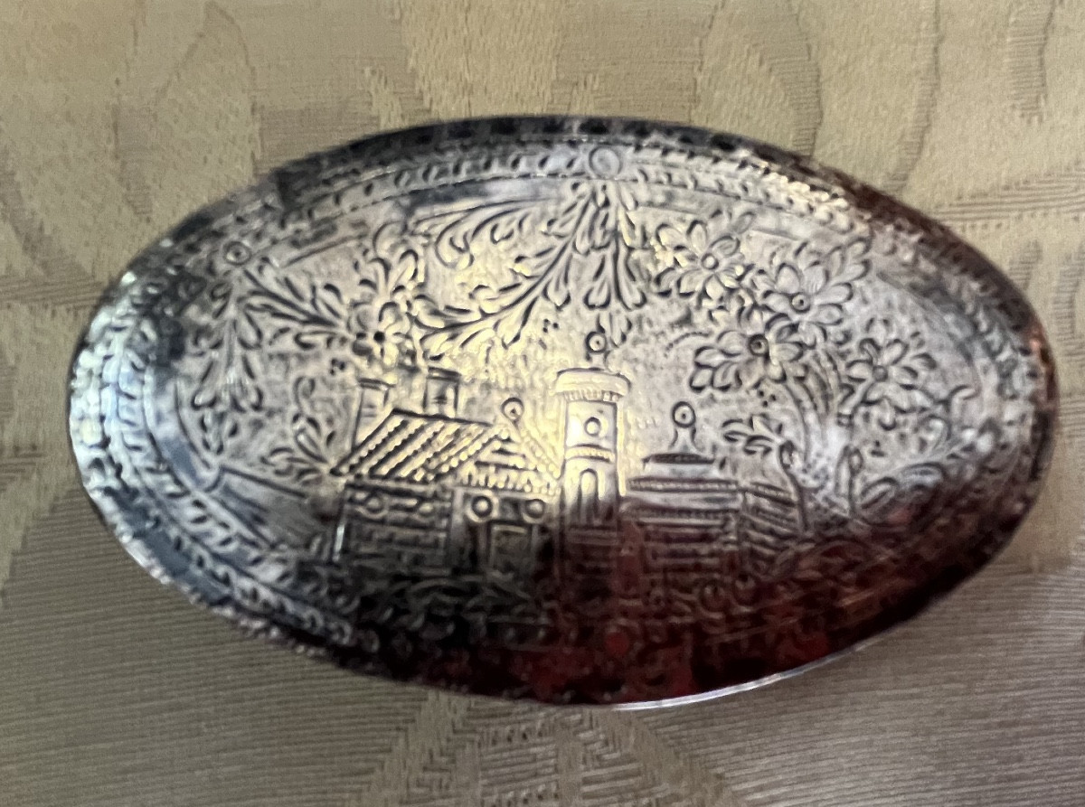 Jolie boîte en argent massif, gravée, dans le goût du XVIII éme siècle.