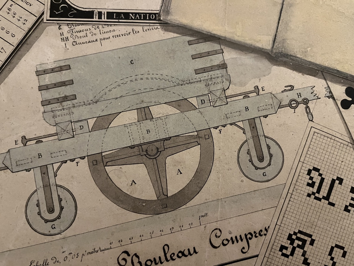 Grand dessin, trompe - l'oeil, avec toutes sortes de documents et des cartes à jouer. Mi 19 éme-photo-1