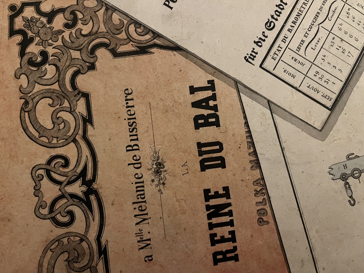 Grand dessin, trompe - l'oeil, avec toutes sortes de documents et des cartes à jouer. Mi 19 éme-photo-2