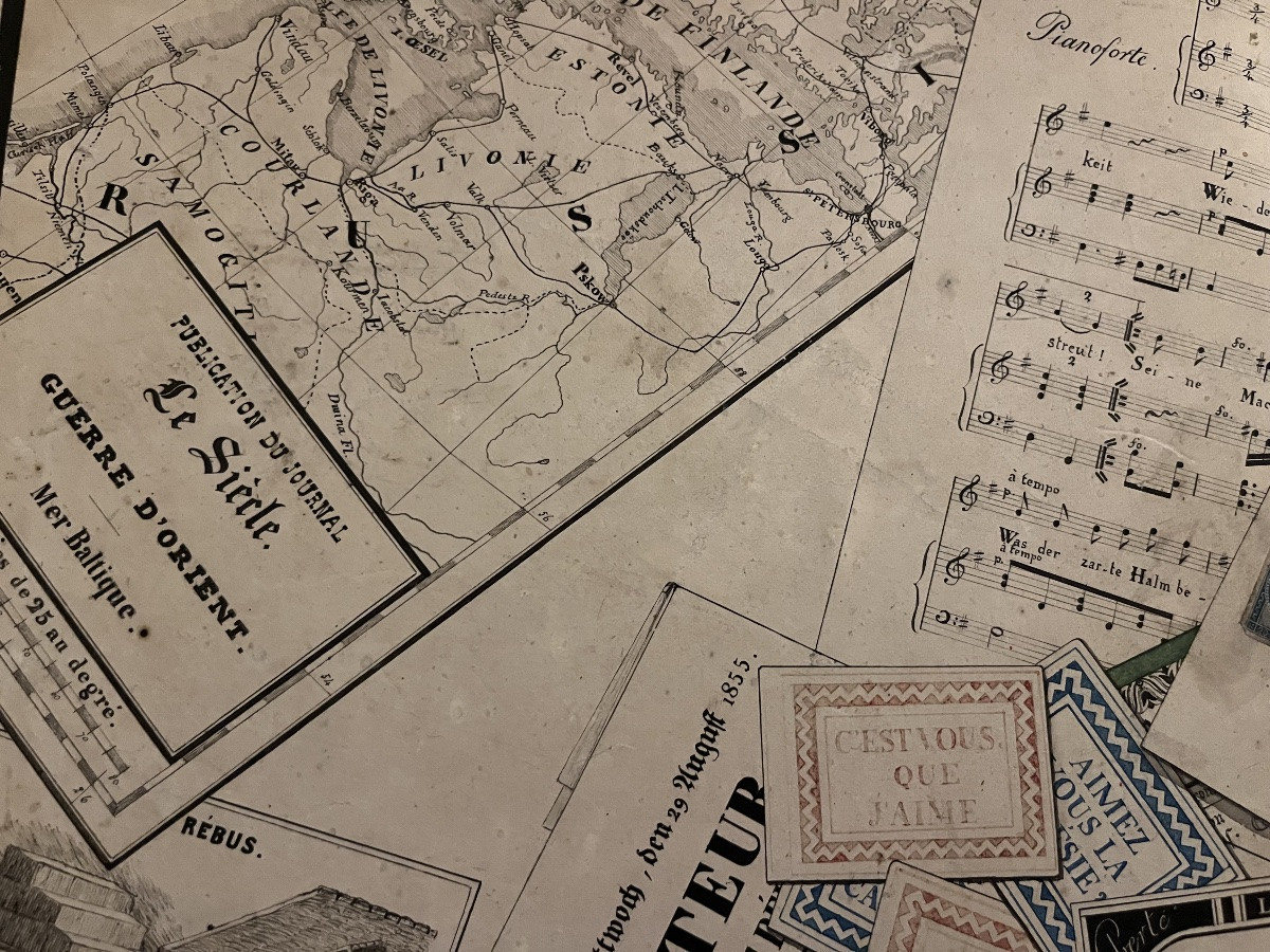 Grand dessin, trompe - l'oeil, avec toutes sortes de documents et des cartes à jouer. Mi 19 éme-photo-4