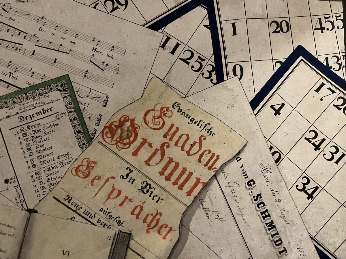 Grand dessin, trompe - l'oeil, avec toutes sortes de documents et des cartes à jouer. Mi 19 éme-photo-8