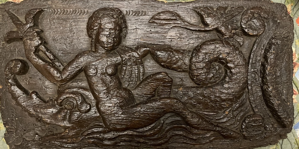 Panneau de chêne sculpté, XVI eme, une déesse  nue allongée sur un monstre marin.-photo-2
