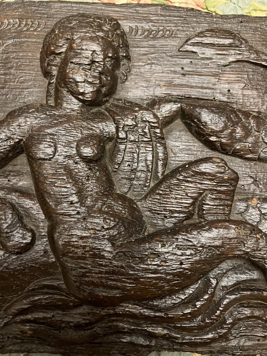 Panneau de chêne sculpté, XVI eme, une déesse  nue allongée sur un monstre marin.-photo-1