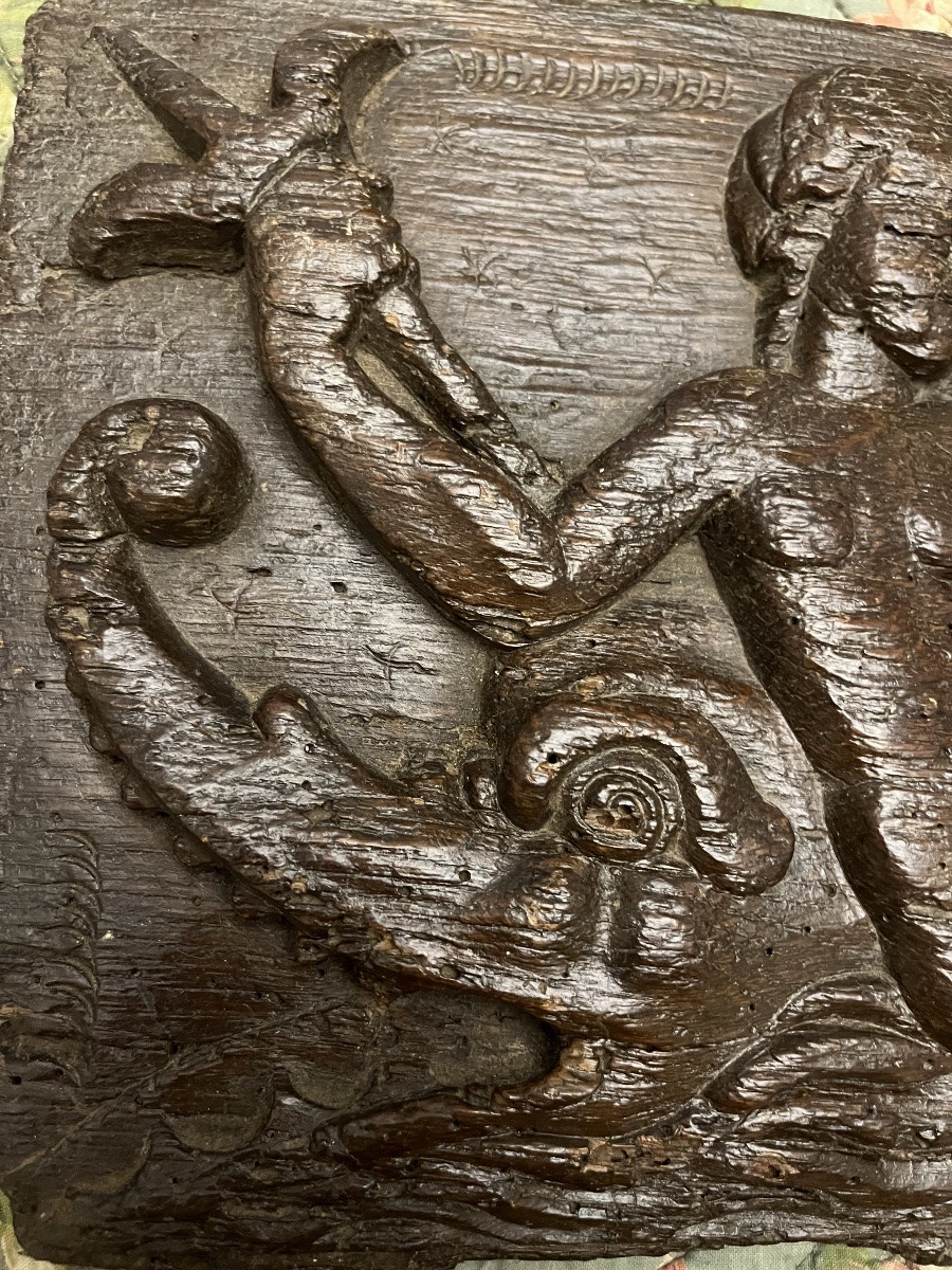 Panneau de chêne sculpté, XVI eme, une déesse  nue allongée sur un monstre marin.-photo-2