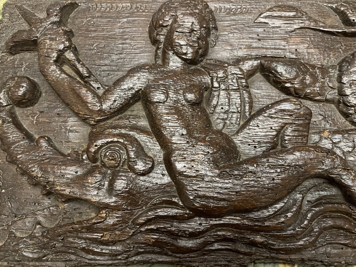 Panneau de chêne sculpté, XVI eme, une déesse  nue allongée sur un monstre marin.-photo-3