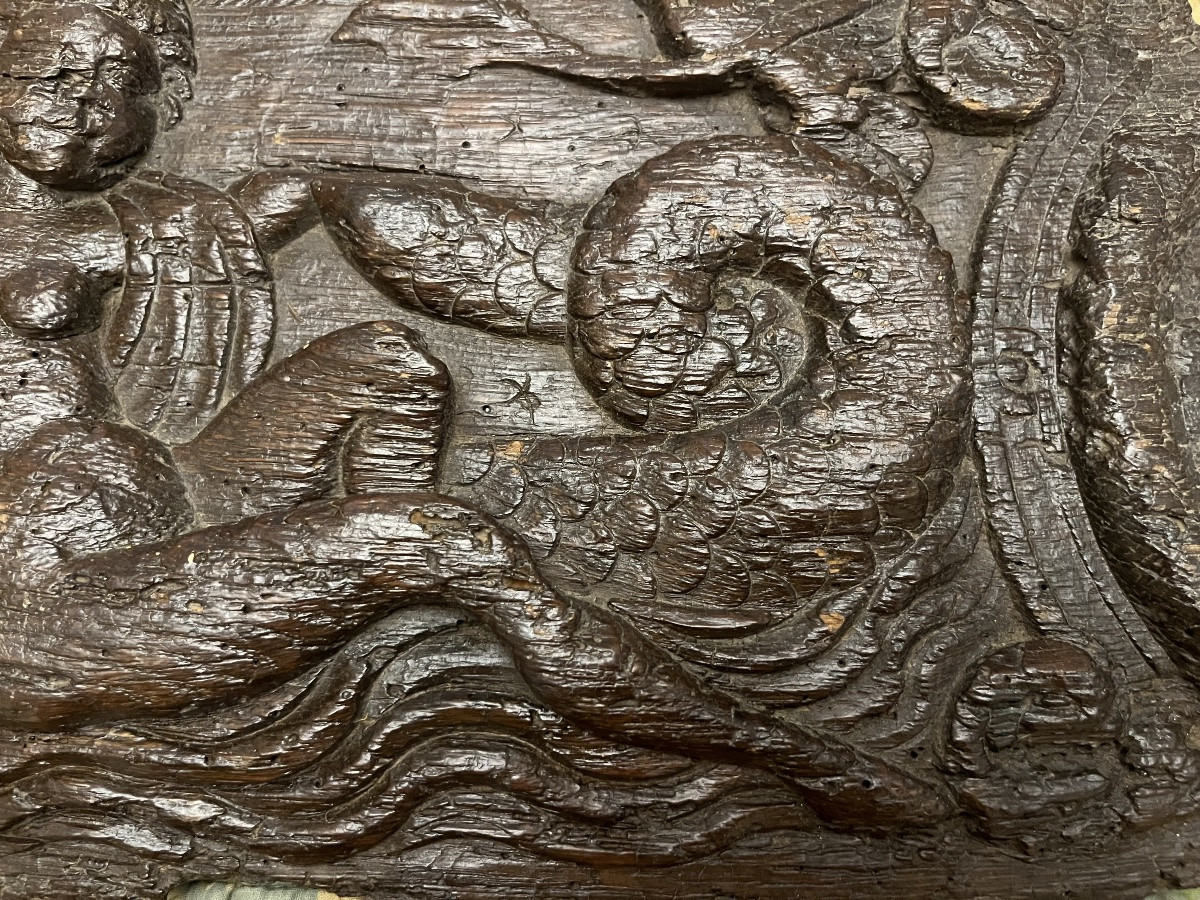 Panneau de chêne sculpté, XVI eme, une déesse  nue allongée sur un monstre marin.-photo-4