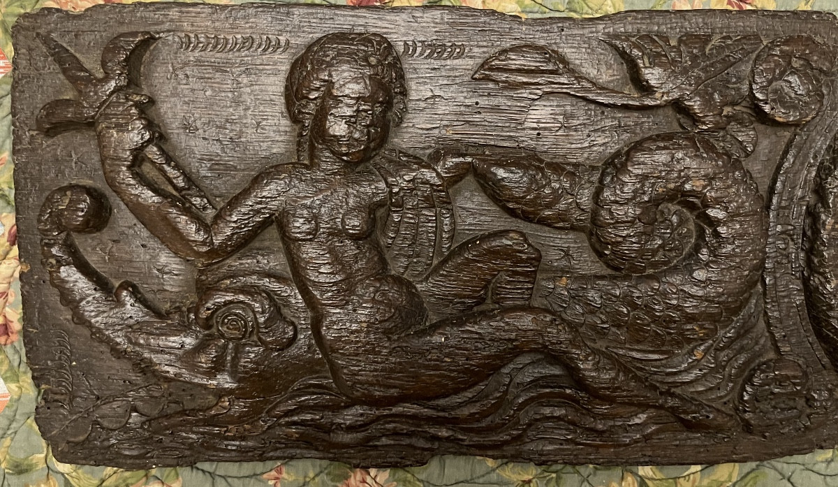Panneau de chêne sculpté, XVI eme, une déesse  nue allongée sur un monstre marin.