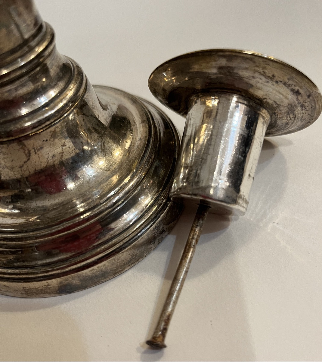 Paire de chandeliers en métal argenté, époque Louis XVI. Complets, France.-photo-4