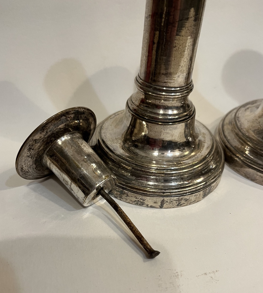 Paire de chandeliers en métal argenté, époque Louis XVI. Complets, France.-photo-1