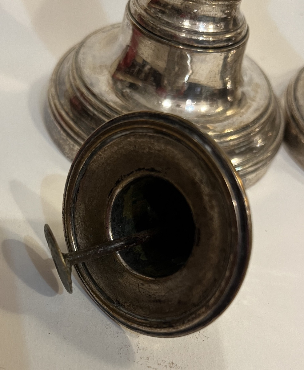 Paire de chandeliers en métal argenté, époque Louis XVI. Complets, France.-photo-2