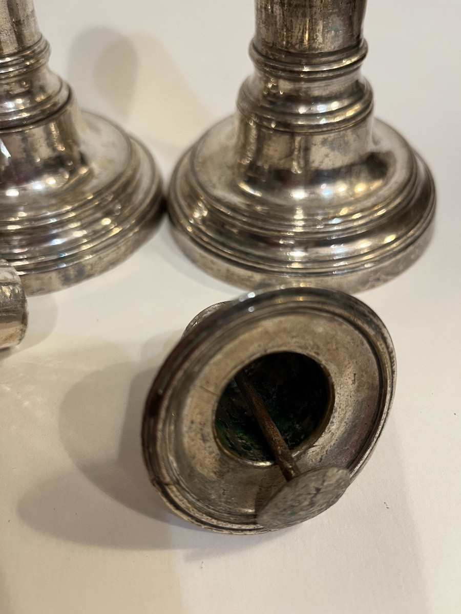 Paire de chandeliers en métal argenté, époque Louis XVI. Complets, France.-photo-3