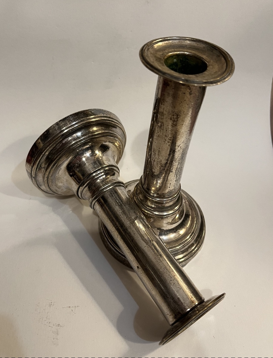 Paire de chandeliers en métal argenté, époque Louis XVI. Complets, France.