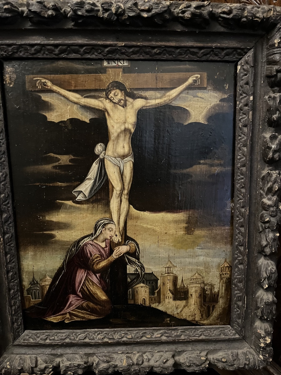 Crucifixion, huile sur panneau, époque XVII eme, cadre époque Louis XIII.