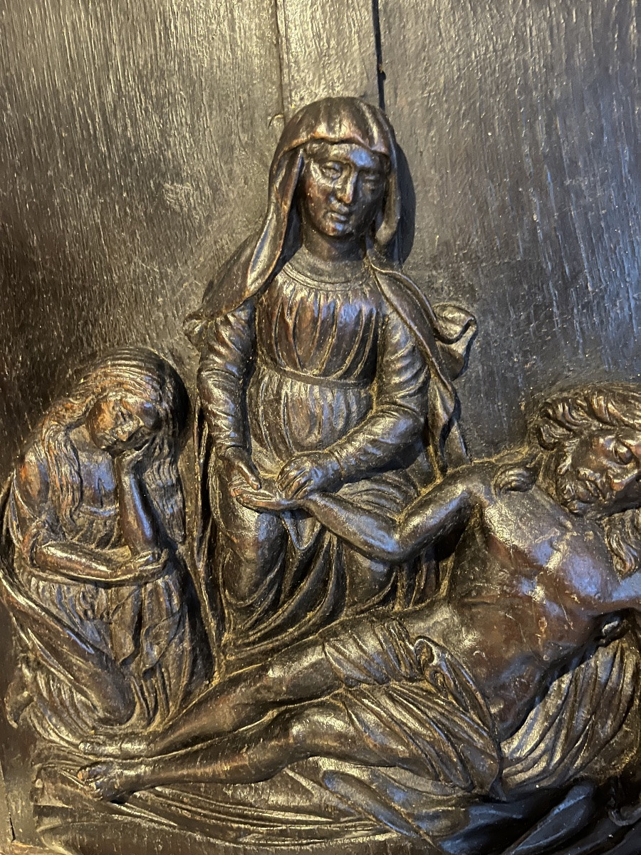 Panneau en chêne sculpté, descente de croix, XVII eme.-photo-3