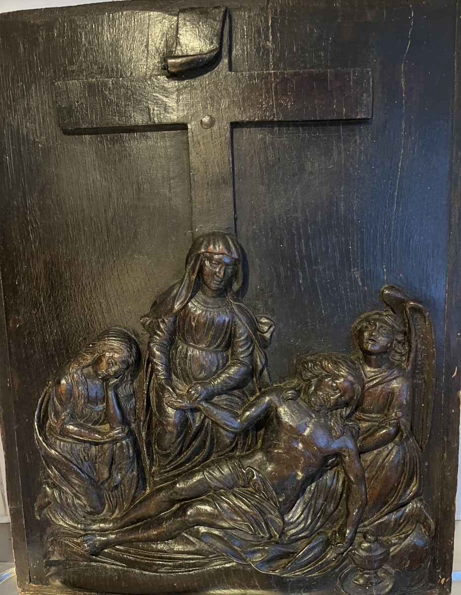Panneau en chêne sculpté, descente de croix, XVII eme.