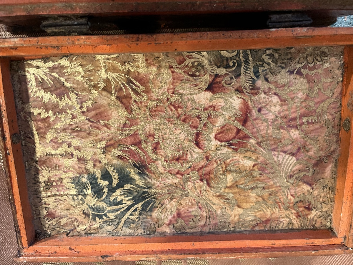 Lacquered Wooden Box With Gold Embellishments. 18th Century. France.-photo-4