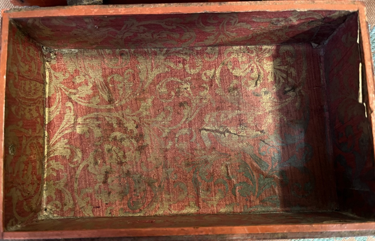 Lacquered Wooden Box With Gold Embellishments. 18th Century. France.-photo-1