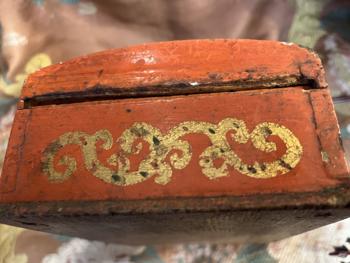 Lacquered Wooden Box With Gold Embellishments. 18th Century. France.-photo-2