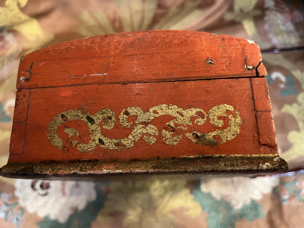 Lacquered Wooden Box With Gold Embellishments. 18th Century. France.-photo-6