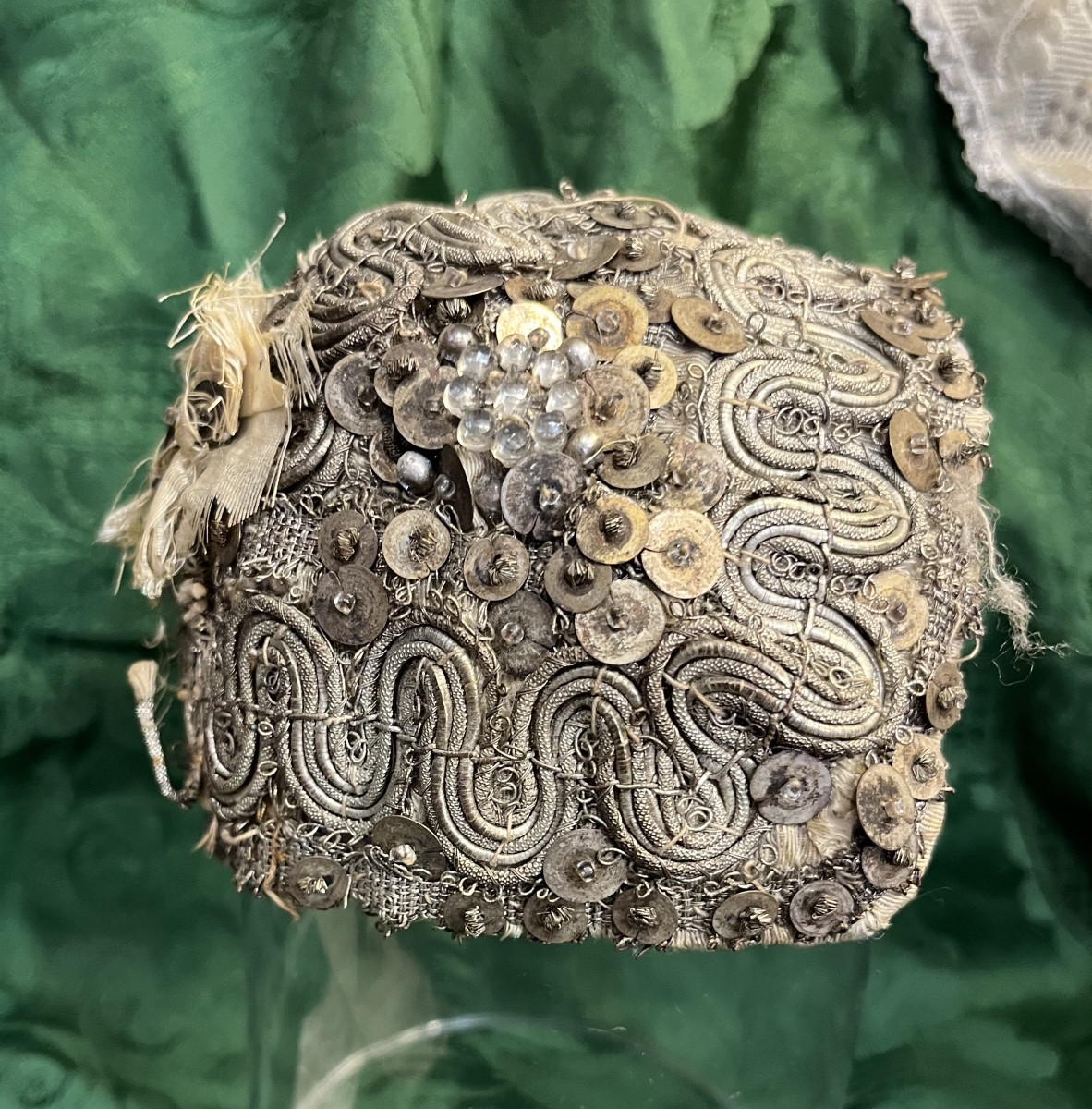 Petit bonnet d’enfant rebrodé en argent.  France, début XIX eme.-photo-2