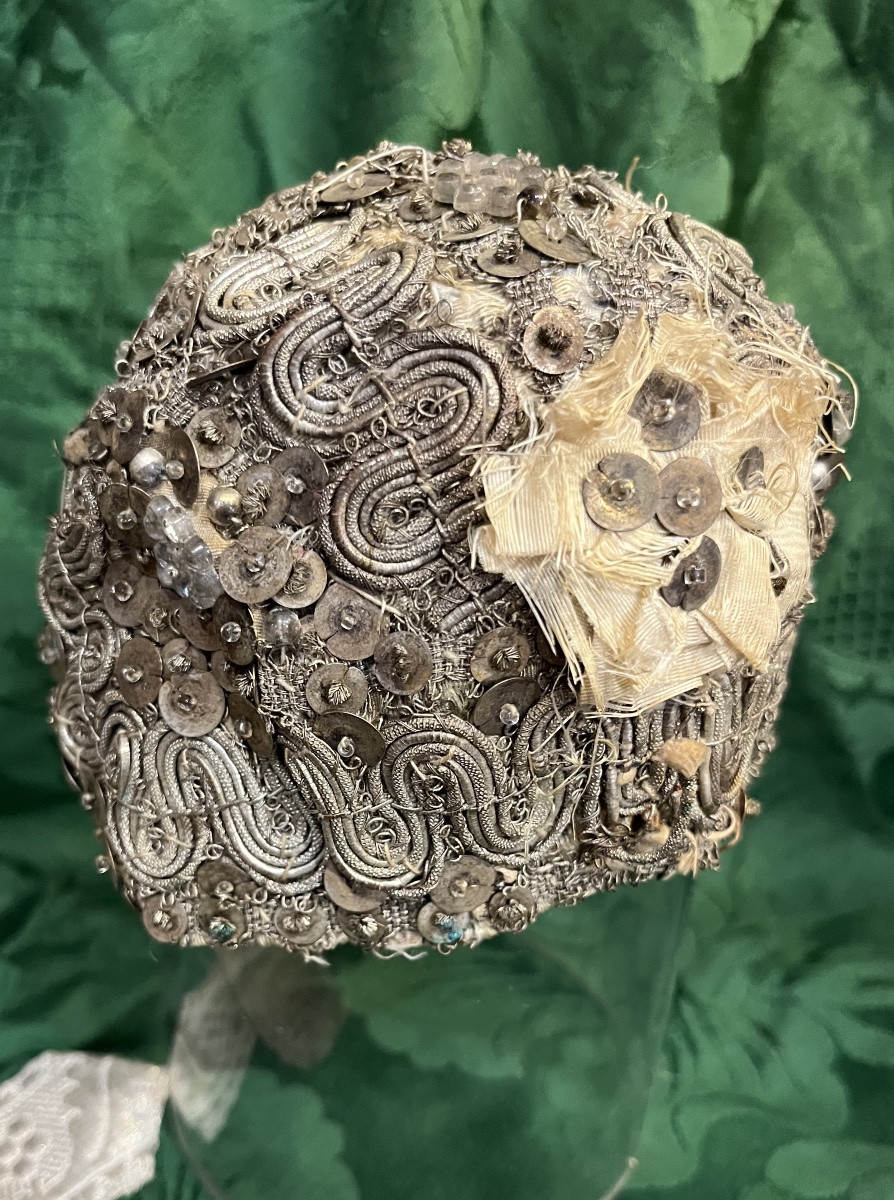 Petit bonnet d’enfant rebrodé en argent.  France, début XIX eme.-photo-3