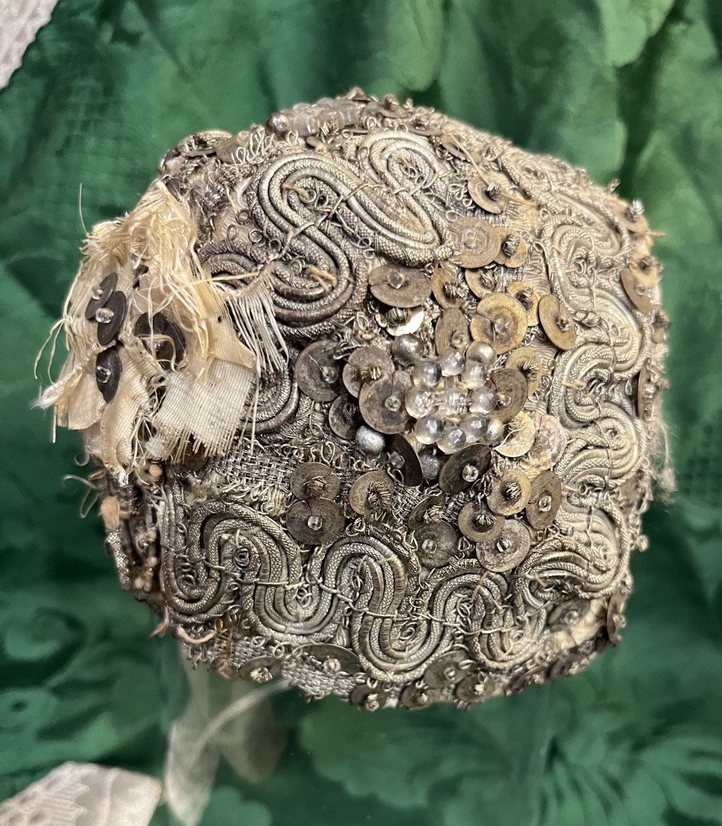 Petit bonnet d’enfant rebrodé en argent.  France, début XIX eme.-photo-4